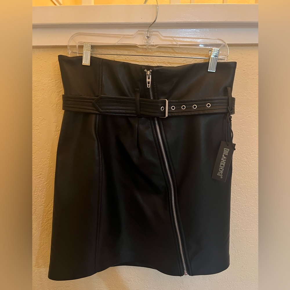 NWT Blank NYC Black Faux Leather Mini Skirt, Size Medium - Picture 3 of 5